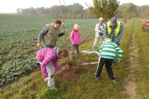 Občané a děti z obce Kobylnice zasadili stromy pro jižní Moravu